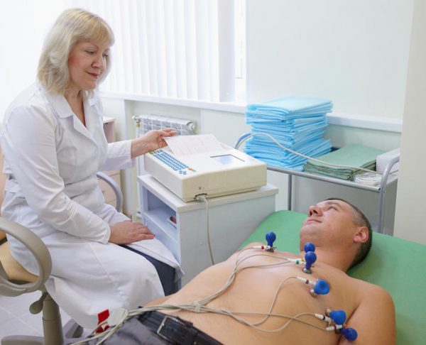 Проведение электрокардиографии для проверки состояния сердечной системы