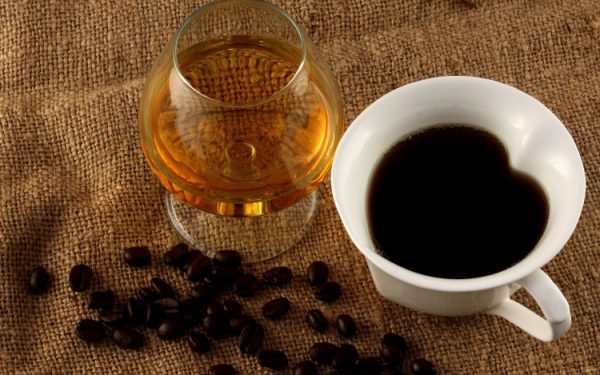 При ЖЭС следует отказаться от употребления кофе и алкоголя